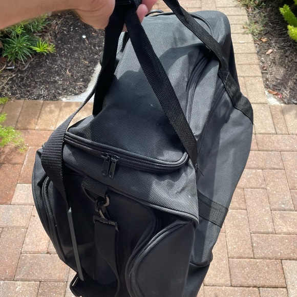 Doufle Bag With Wheels 
And shoulder strap - Picture 7 of 12